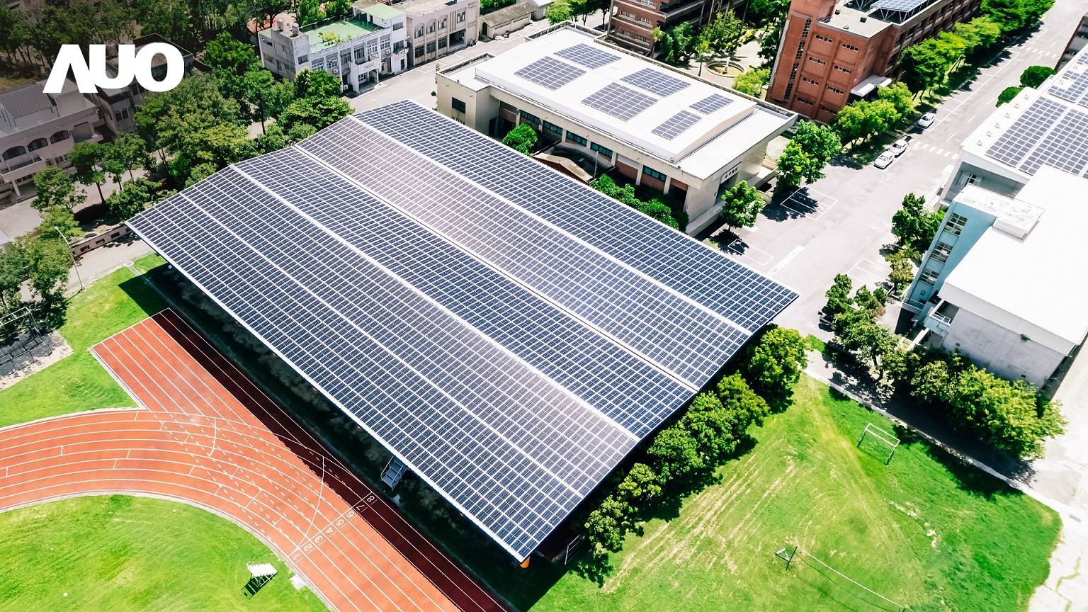友達SunSteel光電整合型浪板具備快速安裝、輕量化優勢，可提升15%發電效能，通過國際IEC與國內VPC認證安全、防漏、耐候標準