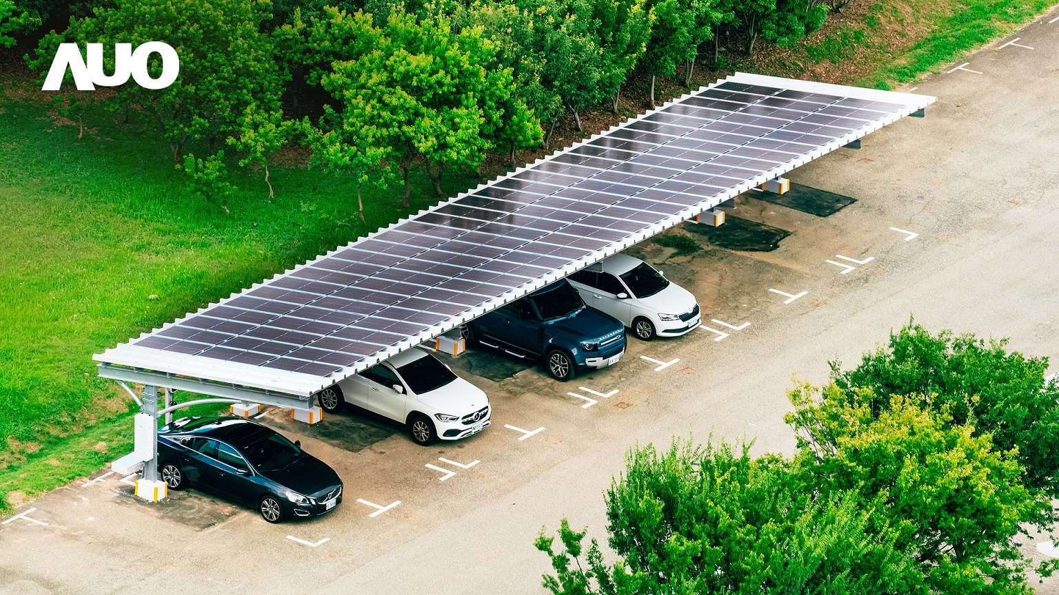 友達SunSteel光電整合型浪板具備快速安裝、輕量化優勢，可提升15%發電效能，通過國際IEC與國內VPC認證安全、防漏、耐候標準